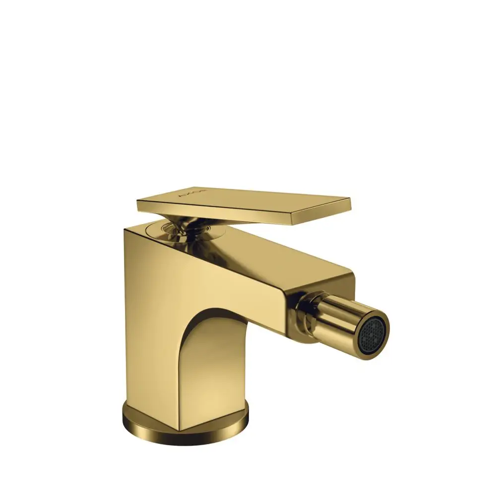 Ein AXOR Bidetmischer in glänzendem Gold mit Hebelgriff und Zugstangen-Ablaufgarnitur. Rechteckige Form mit einem runden Auslauf.